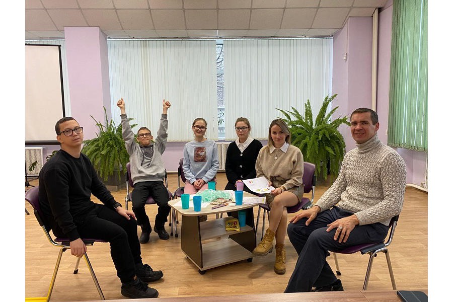 В спецбиблиотеке имени Л. Толстого прошёл игровой тренинг для незрячей молодежи «Общаться - легко»