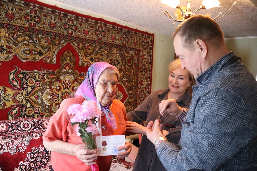 В Алатырском муниципальном округе продолжается торжественное вручение юбилейных медалей «80 лет Победы в Великой Отечественной войне 1941-1945 гг.»