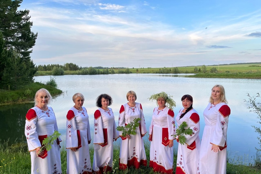 Работники культуры Кудеснерского СДК вместе с членами кружка «Нарпи» совершили выезд по памятным местам
