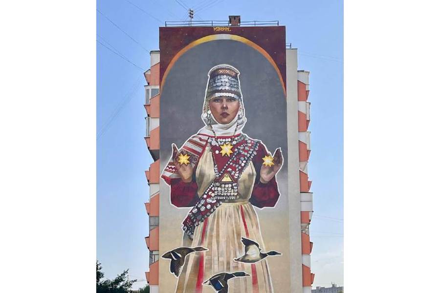 В Чебоксарах стена дома заиграла яркими красками благодаря художнице Ксении Кокель