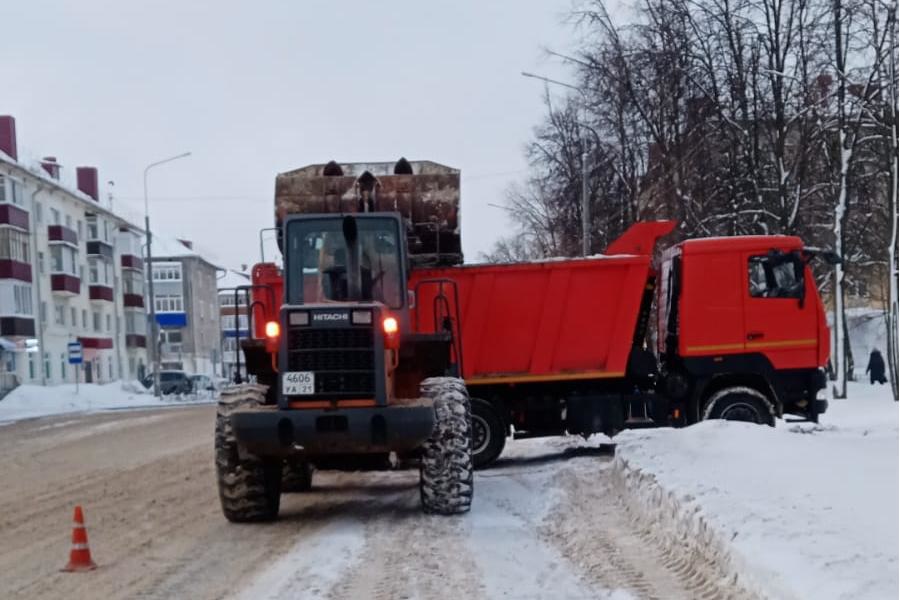 Работа по очистке дорог города Канаш от снега ведется в усиленном режиме