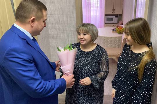 В Международный женский день Владимир Степанов встретился с многодетными семьями работников здравоохранения Чувашии