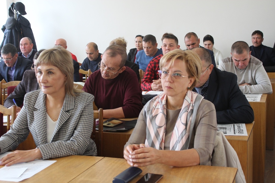 Рабочую неделю глава Урмарского муниципального округа Василий Шигильдеев начал с расширенного совещания