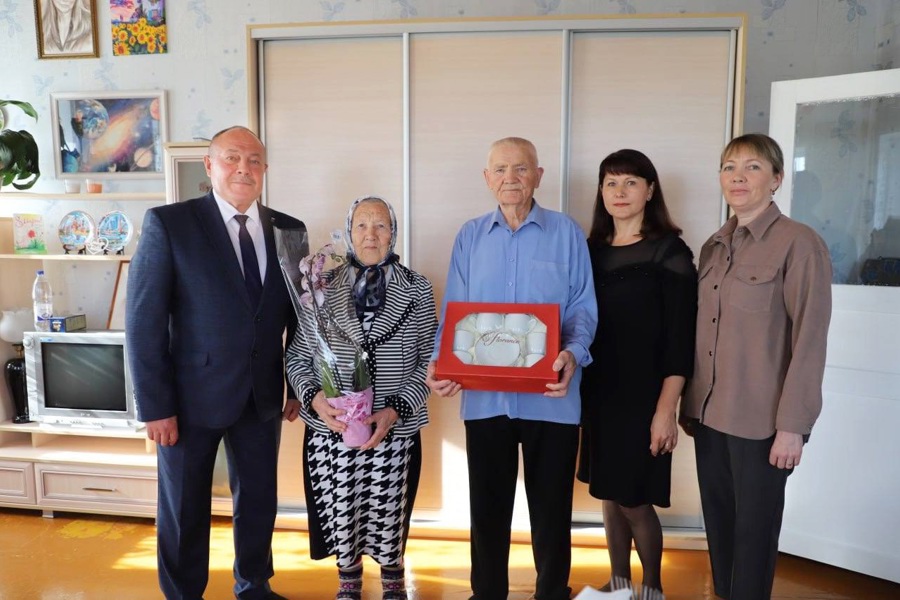 Уполномоченный по правам ребенка в Чувашской Республике поздравил учителей-ветеранов с Днем добра и уважения