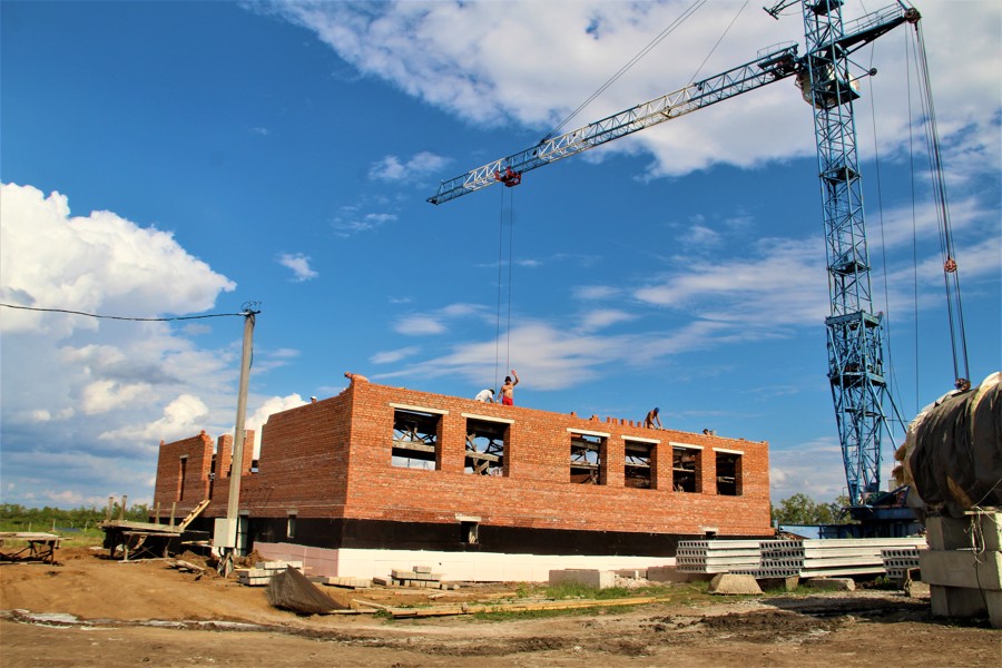 В селе Чурачики Цивильского муниципального округа продолжается строительство новой школы