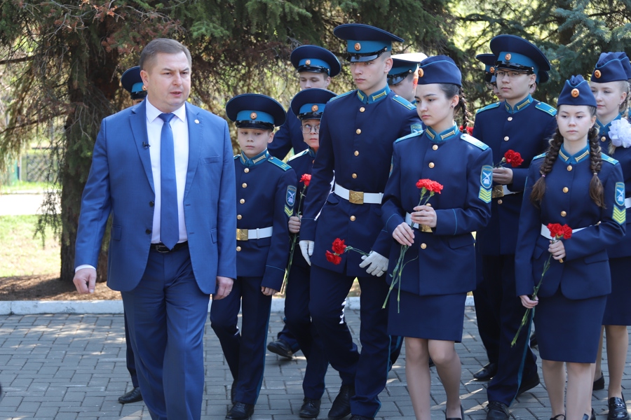 Вице-премьер Правительства Чувашии Владимир Степанов провел экскурсию для молодежи в рамках просветительской акции «Прогулка со Знанием»