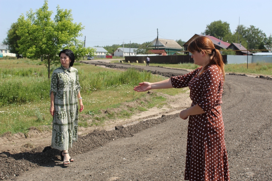 В пос. Кабаново начались работы по укладке асфальтной крошки по ул. Ленина