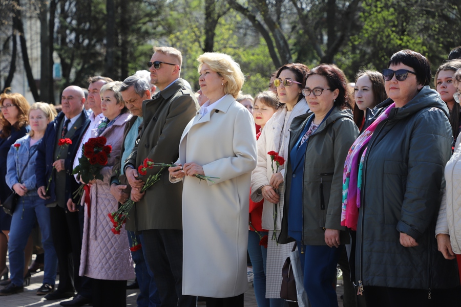 В День чувашского языка состоялась церемония возложения цветов к памятнику Ивану Яковлеву