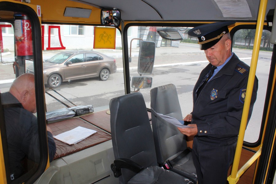 В городе Канаш комиссия проверила техническое состояние школьных автобусов и соответствие автобусных маршрутов требованиям безопасности движения