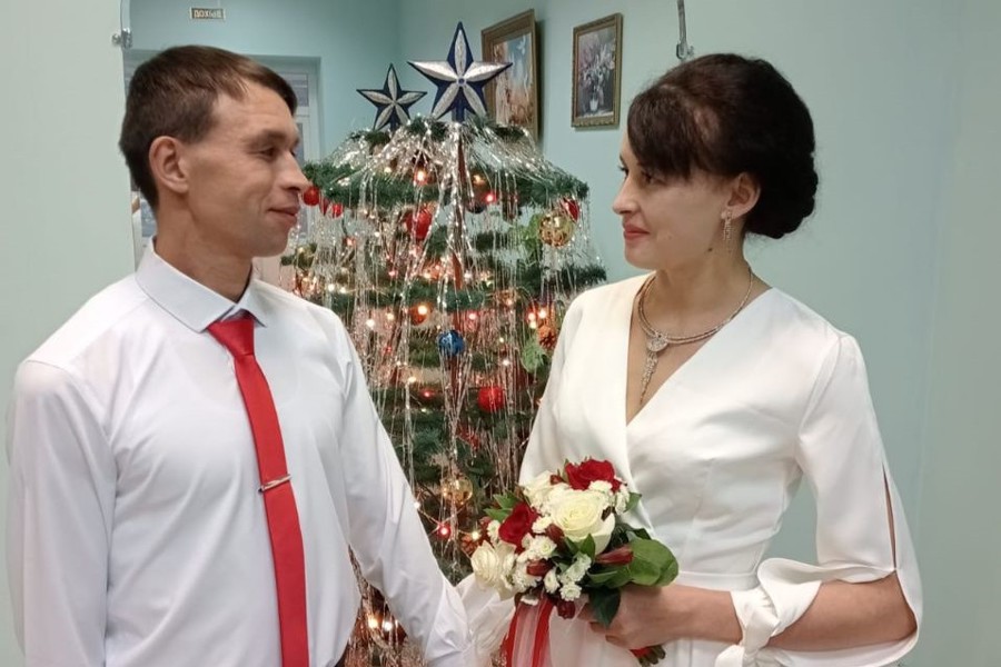 Первая декабрьская пара молодоженов зарегистрировала брак в красивую дату 23.12.23