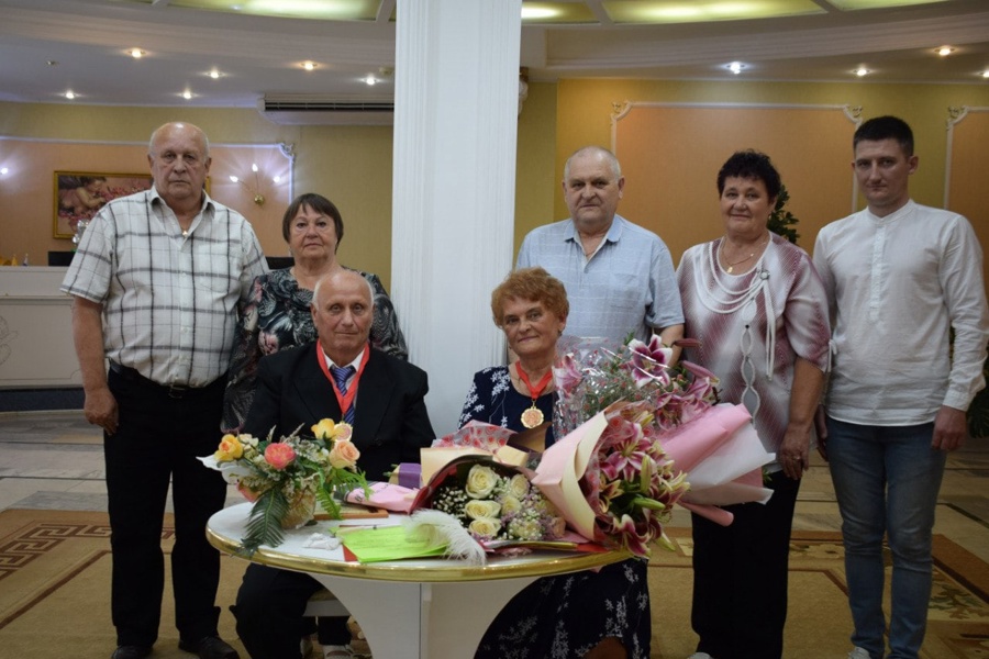 Супруги Виктор Игнатьевич и Татьяна Васильевна Шонины наслаждаются своим «золотым браком» в окружении заботливой семьи