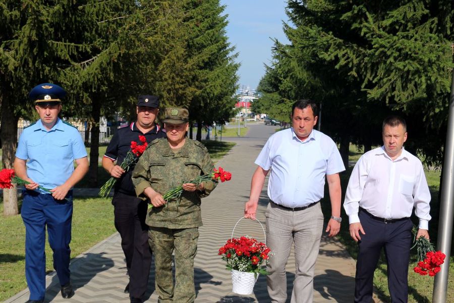 В День ветеранов боевых действий состоялось возложение цветов  к памятнику павшим воинам в ВОВ: «вернитесь, солдаты, живыми с Победой домой!»