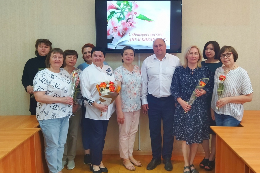 Сотрудники централизованной библиотечной системы города Шумерля принимали поздравления с профессиональным праздником.