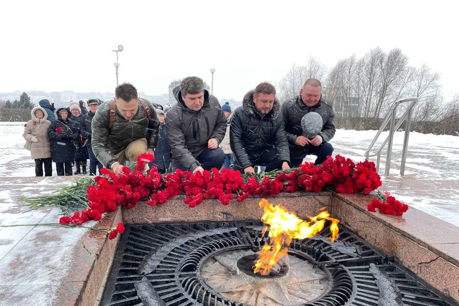 Депутаты возложили цветы в память Героев Отечества