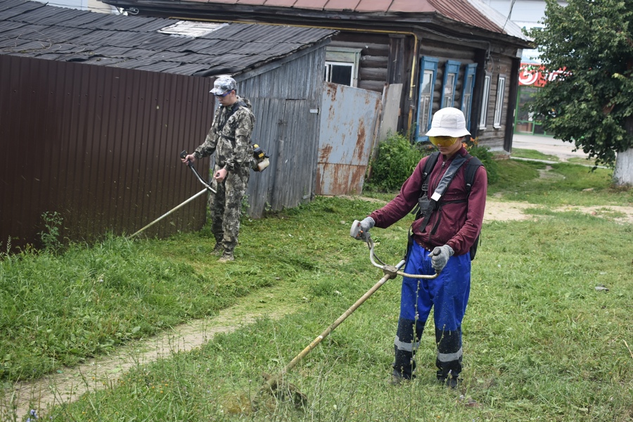 Продолжается покос травы в городе