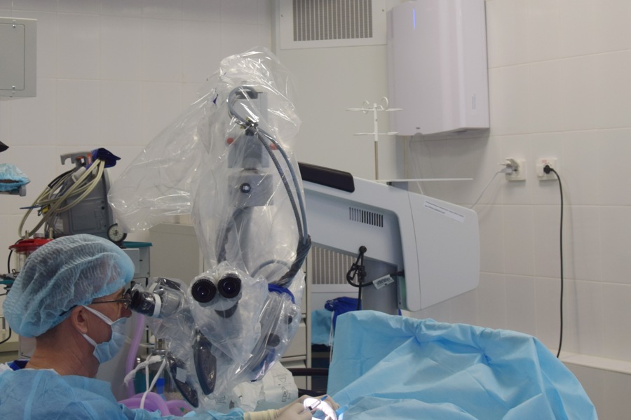 Врачи-оториноларингологи Республиканской клинической больницы удаляют новообразования с помощью лазерной системы