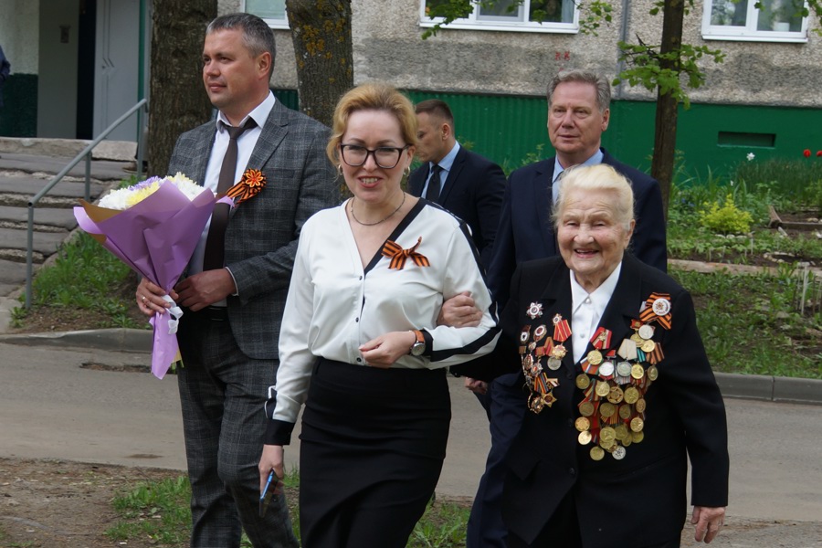 Глава города Чебоксары Евгений Кадышев поздравил ветерана ВОВ с Днем Победы