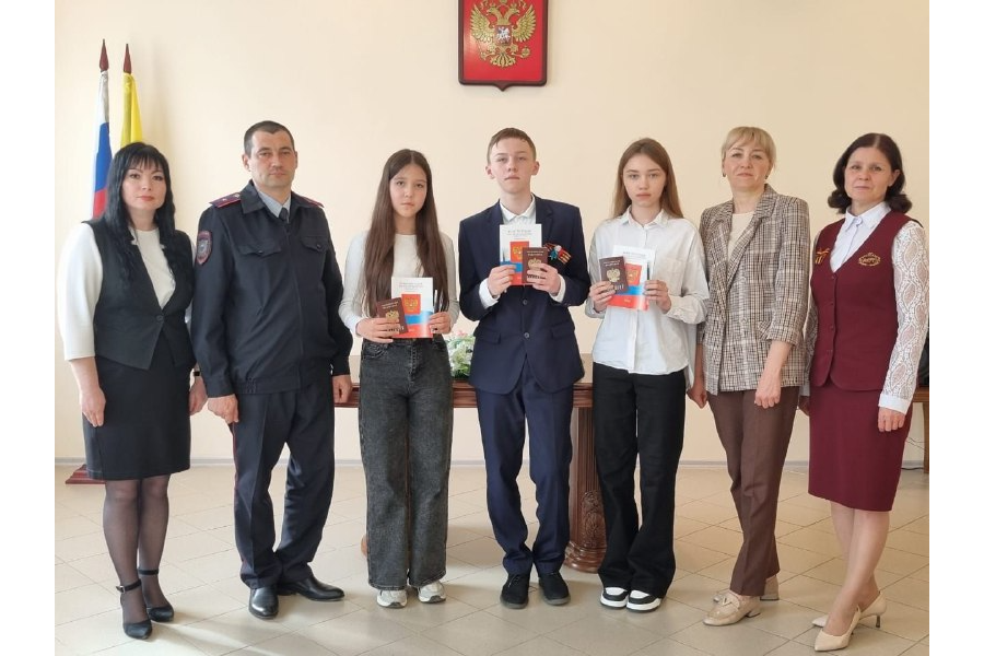 Накануне светлого майского праздника состоялась торжественная церемония вручения паспортов юным гражданам Янтиковского округа