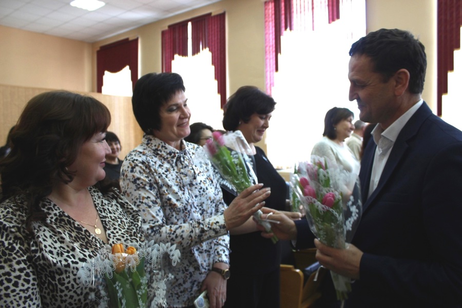 В преддверии Международного женского дня Глава Шемуршинского муниципального округа Сергей Галкин поздравил сотрудниц администрации с наступающим праздником.