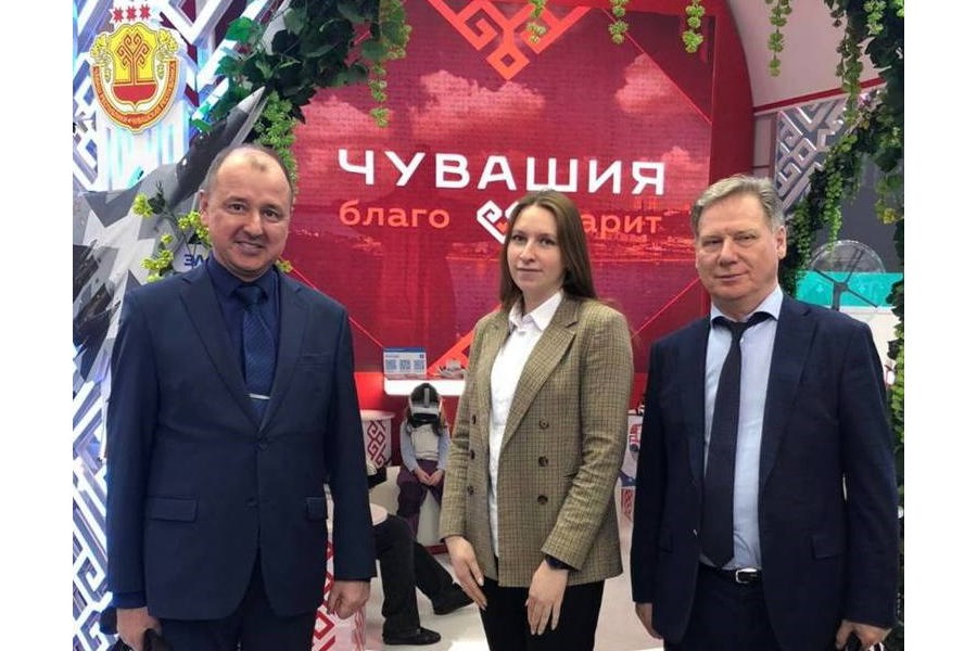 Евгений Кадышев принял участие в торжественном открытии промышленных недель на стенде Чувашии на выставке-форуме «Россия»