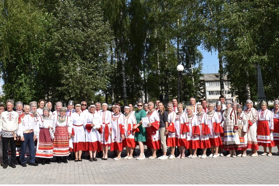 В парке культуры и отдыха п. Урмары прошел районный фестиваль-конкурс «Иксӗлми çăлкуçсем»