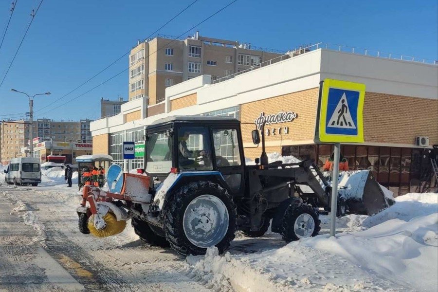 Акцент на безопасность: на городских дорогах комплексно проводится расчистка «углов видимости»