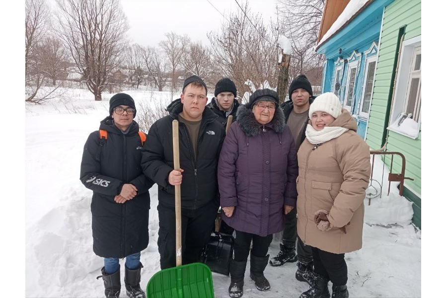 Молодые волонтёры оказали помощь семье военнослужащего в очистке придомовой территории от снега