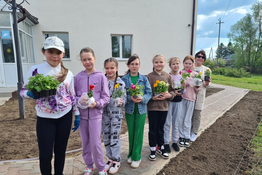 Выпускники Урмарской ДШИ посадили саженцы в «Аллее выпускников»