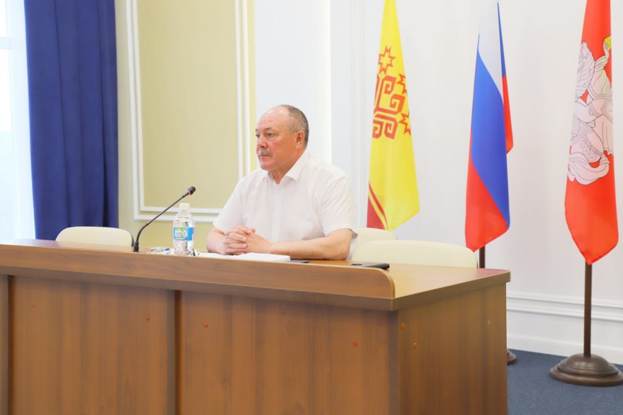 Глава Яльчикского муниципального округа Леонард Левый провел рабочее совещание с руководителями