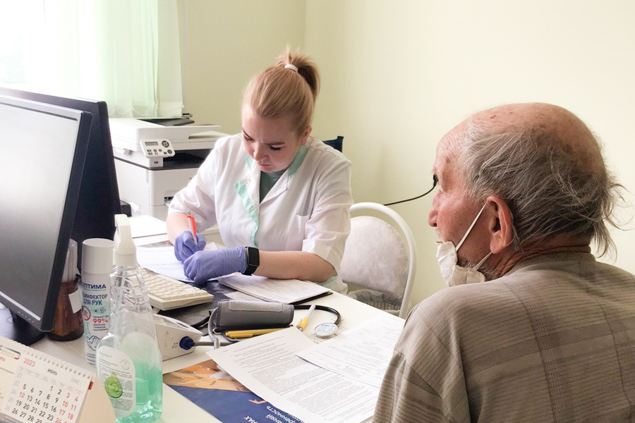 Мобильная бригада врачей провела приём пациентов в Урмарской ЦРБ