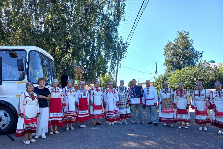 Автоклуб посетил деревню Малые Чаки с концертной программой «Ты живи моя Россия»