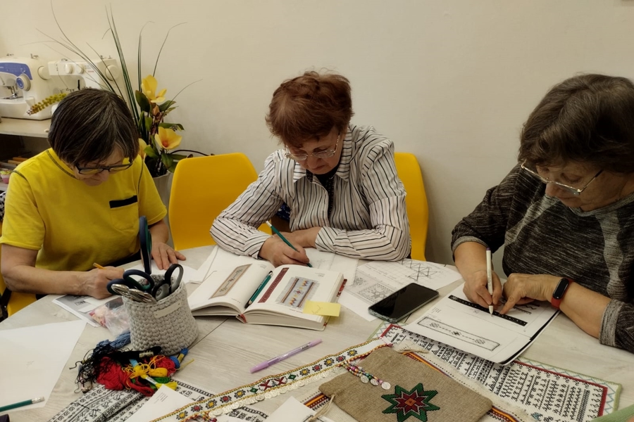 Пенсионеры Новочебоксарска изготовили закладки для книг с чувашским орнаментом
