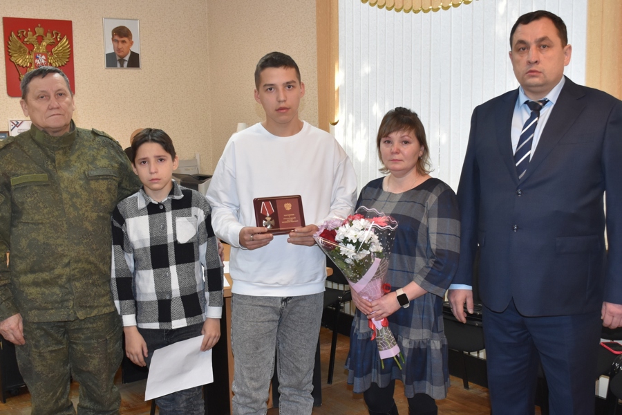 В Моргаушском округе семьям погибших военнослужащих посмертно вручили ордена Мужества