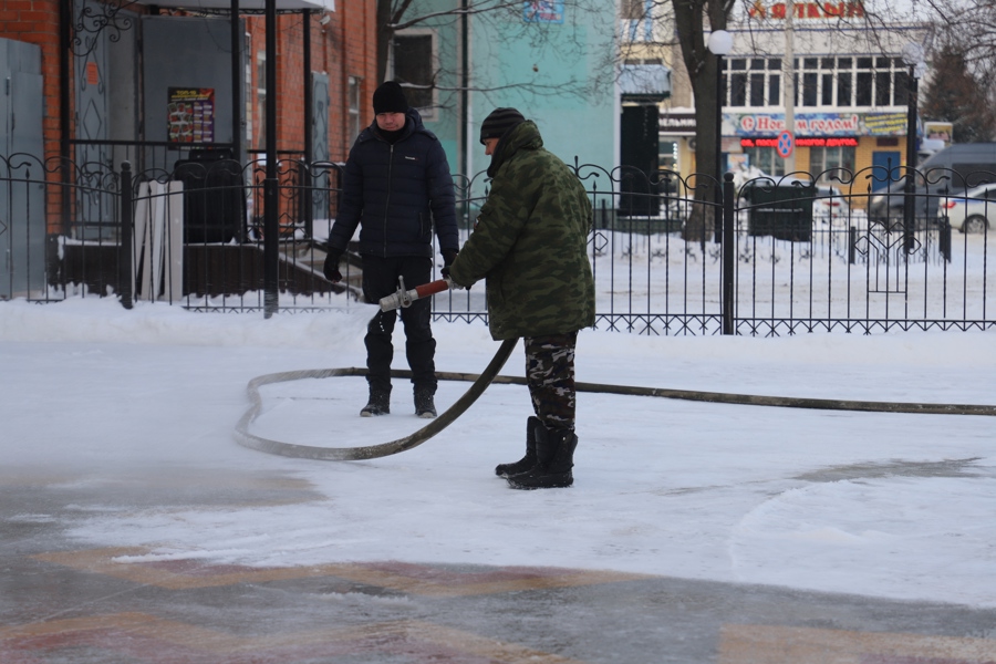 Рабочие приступили к заливке льда