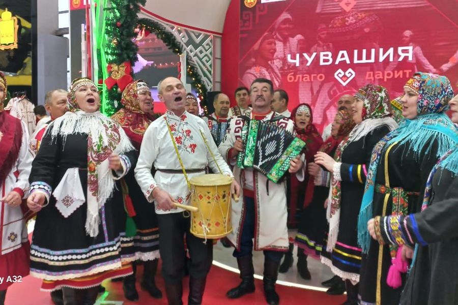 Фольклорный коллектив «Санар» представил округ и республику на Всероссийской выставке в Москве