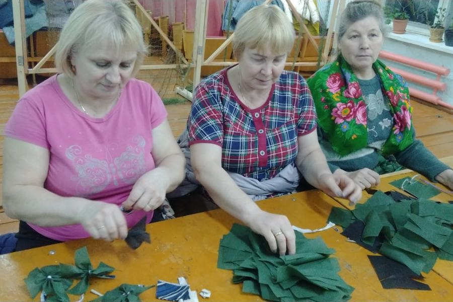«Серебряные» волонтеры плетут маскировочные сети