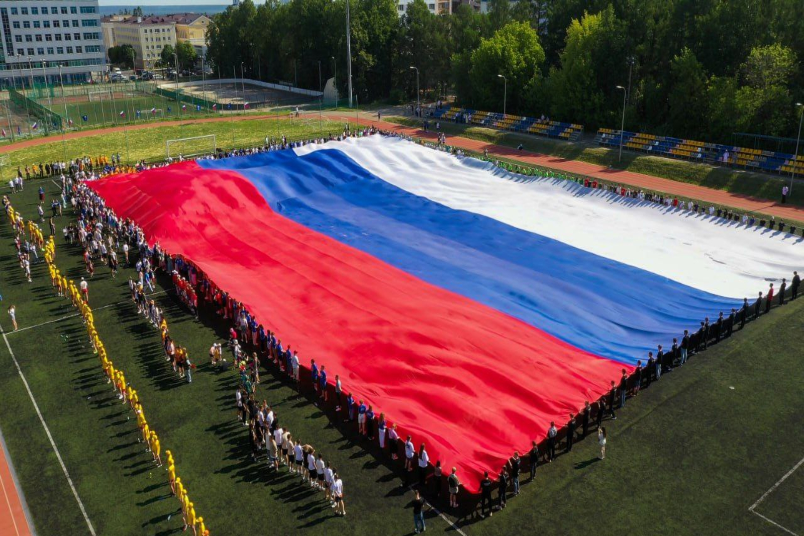 Олег Николаев вместе с молодежью развернул в честь Дня России флаг страны  рекордной площадью 3750 кв.