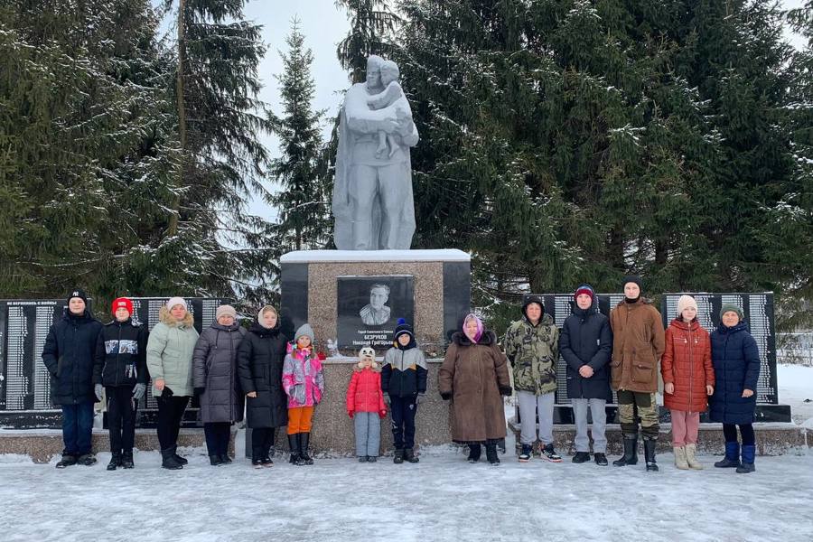 «Нет неизвестных героев» - час памяти в День неизвестного солдата у памятника с. Антипинка