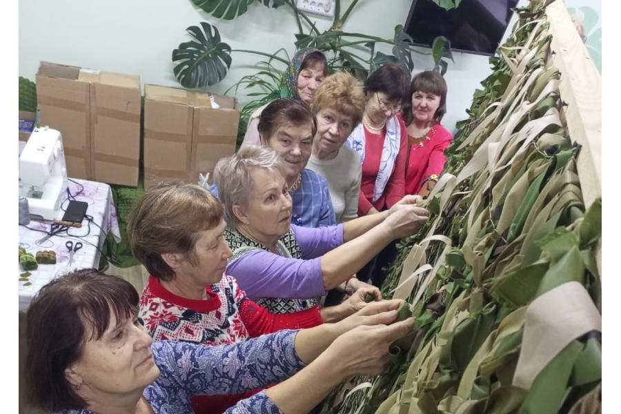 «Серебряные» волонтеры совместно с жителями Янтиковского округа плетут маскировочные сети для участников СВО