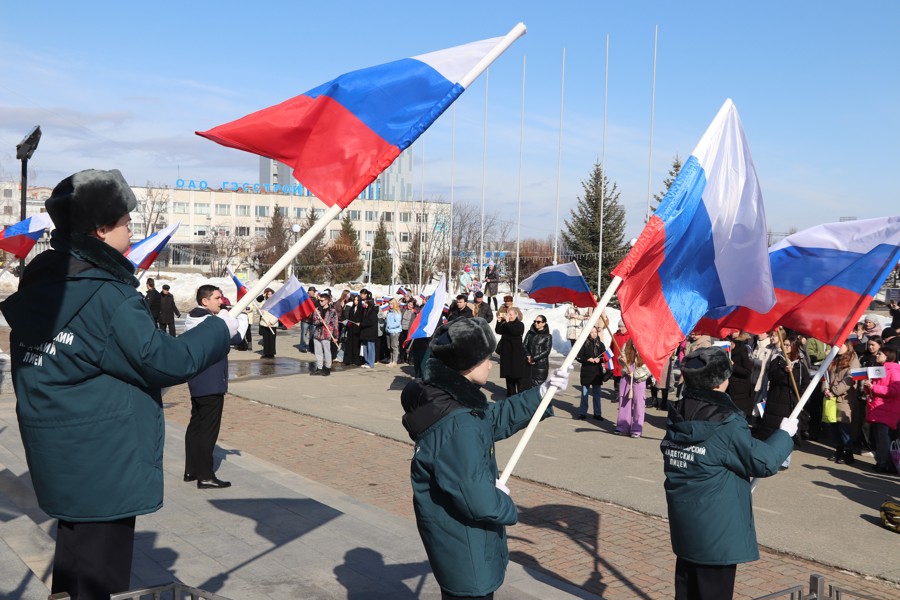 Новочебоксарк вместе со всей страной отмечает день возвращения Крыма и Севастополя в состав России