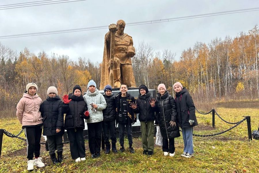 «ДвижениеПервых» Сятракасинской СОШ провело субботник по уборке территории вокруг памятников