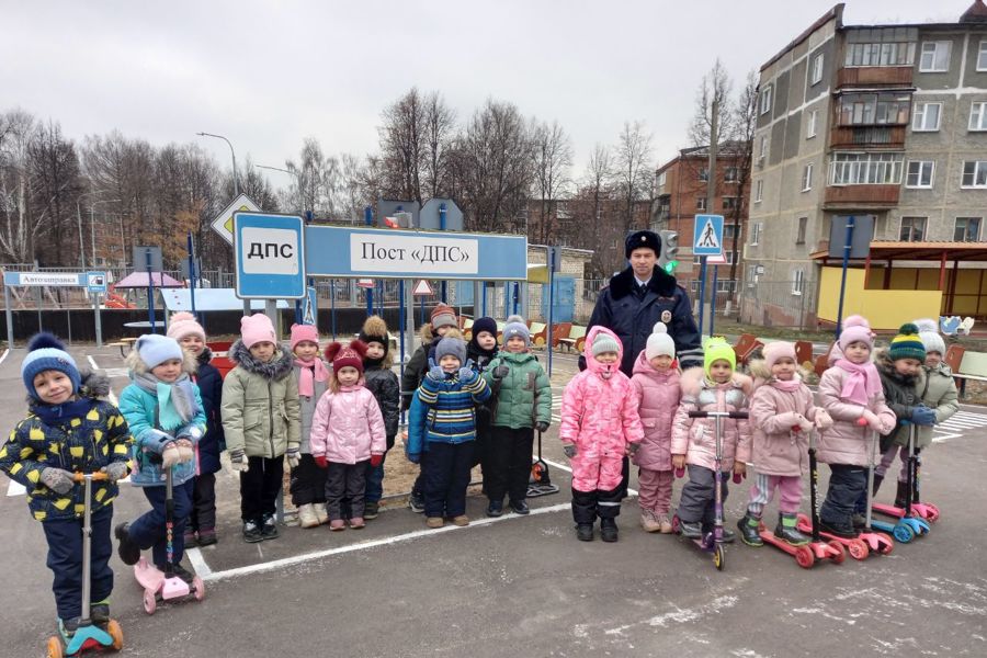 Сотрудник Госавтоинспекции по г.Новочебоксарск провел занятие с детьми в стационарном автогородке детского сада №10