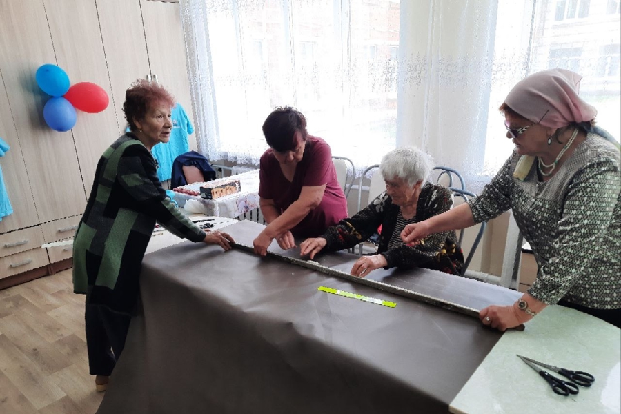 Сотрудники Янтиковского центра соцобслуживания совместно с «серебряными» волонтерами плетут маскировочные сети для участников СВО