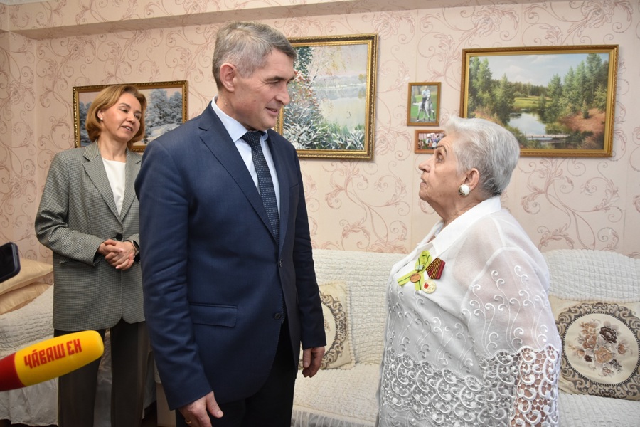 Олег Николаев вручил третью юбилейную медаль блокаднице Галине Лукьяновой