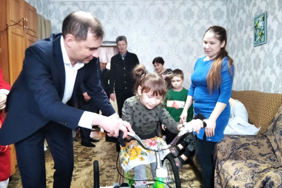 Министр промышленности и энергетики Чувашии Б. Марковцев исполнил новогоднюю мечту ученицы Большеяниковской школы