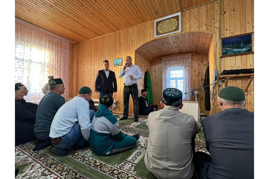 Глава администрации Шемуршинского муниципального округа Александр Чамеев поздравил мусульман с окончанием священного месяца Рамадан
