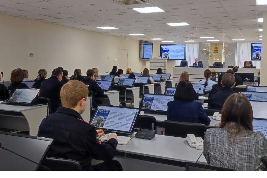Министр образования Дмитрий Захаров провел лекцию для сотрудников МВД по Республике Чувашия в рамках трека Знание.Государство