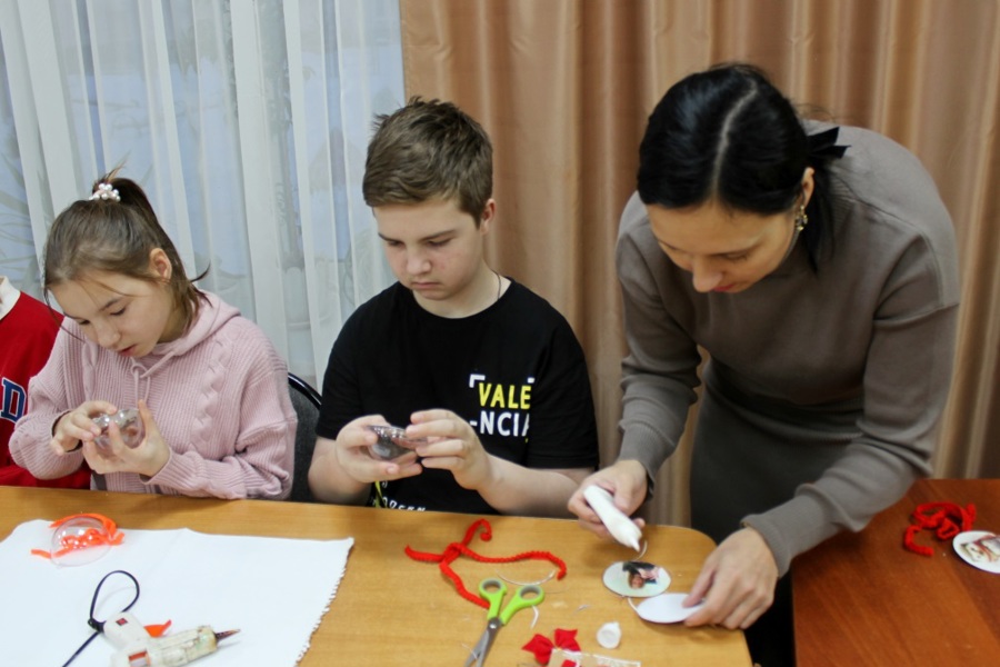 В Чебоксарском центре для детей-сирот состоялся мастер-класс по изготовлению ёлочной игрушки