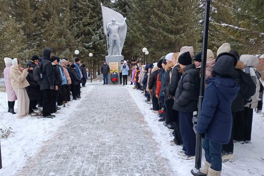 В с. Челкасы состоялся торжественный митинг возле памятника «Воин освободитель»