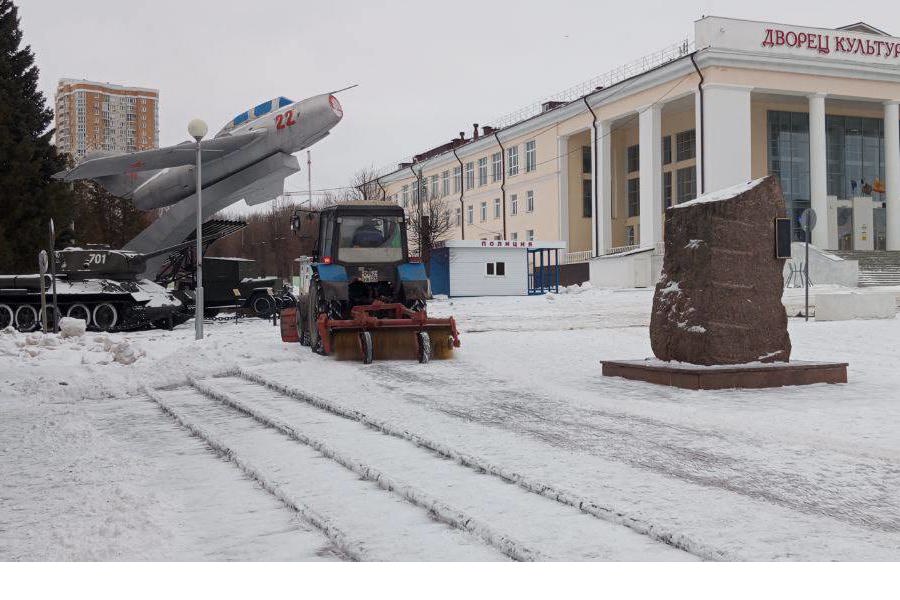 В Чебоксарах продолжается уборка парков, скверов и площадей